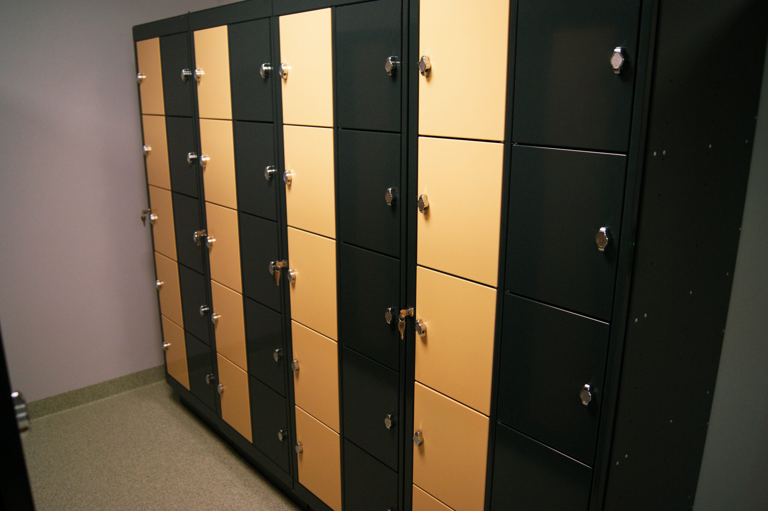 Unger fabrikker, garderobesløsning