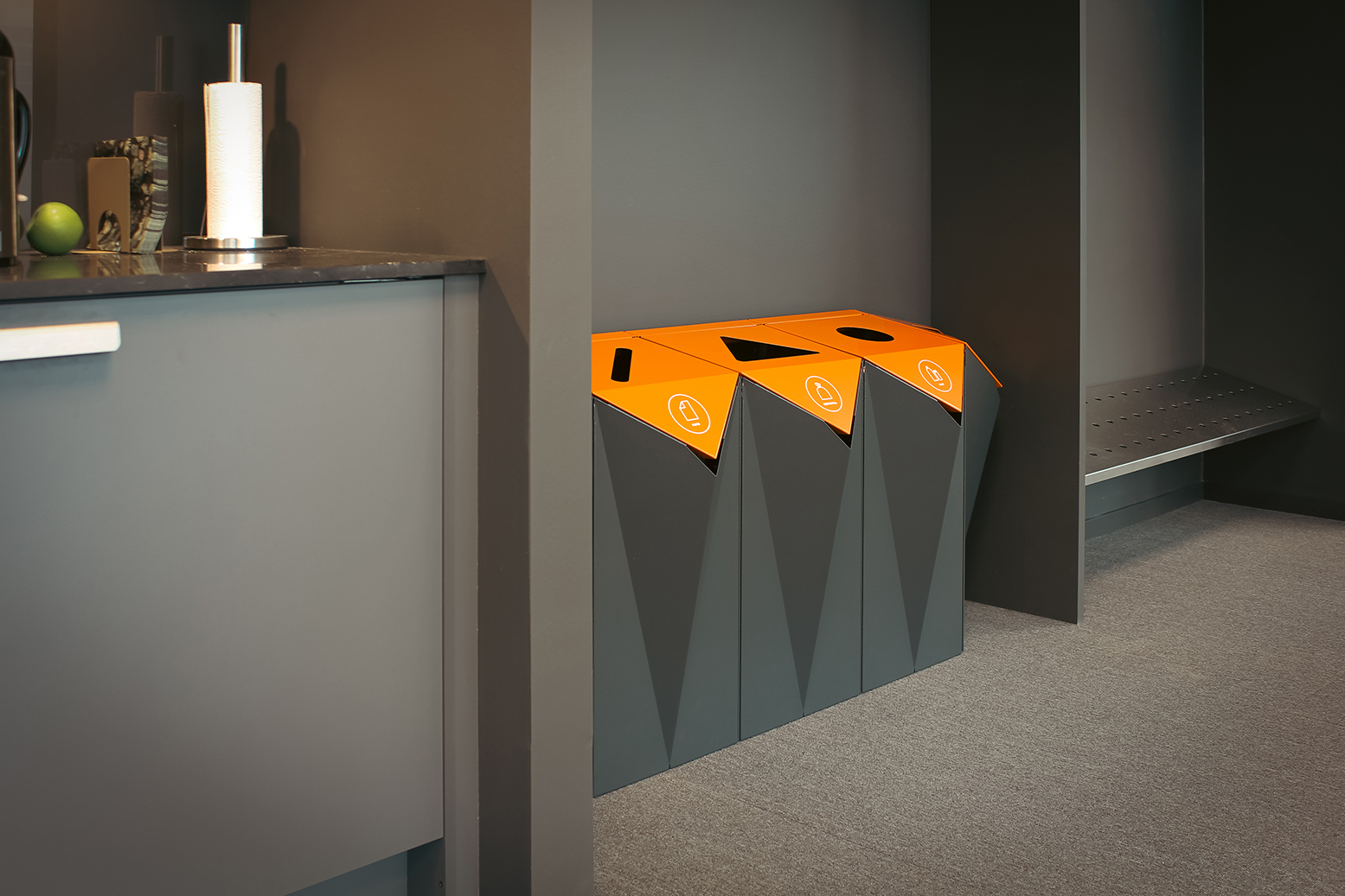 Nebb avfallsbeholdere passer fint inn i nisjen ved siden av kjøkkenet. Avfallssystem hos Klosser Innovasjon