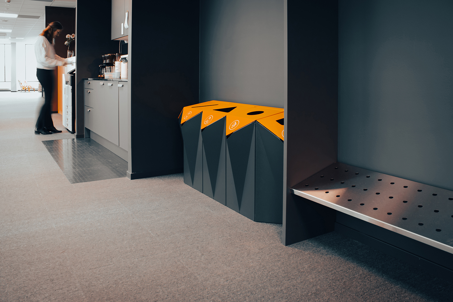 Nebb avfallsbeholdere i kontorlokalene til Klosser Innovasjon. Avfallssystem hos Klosser Innovasjon